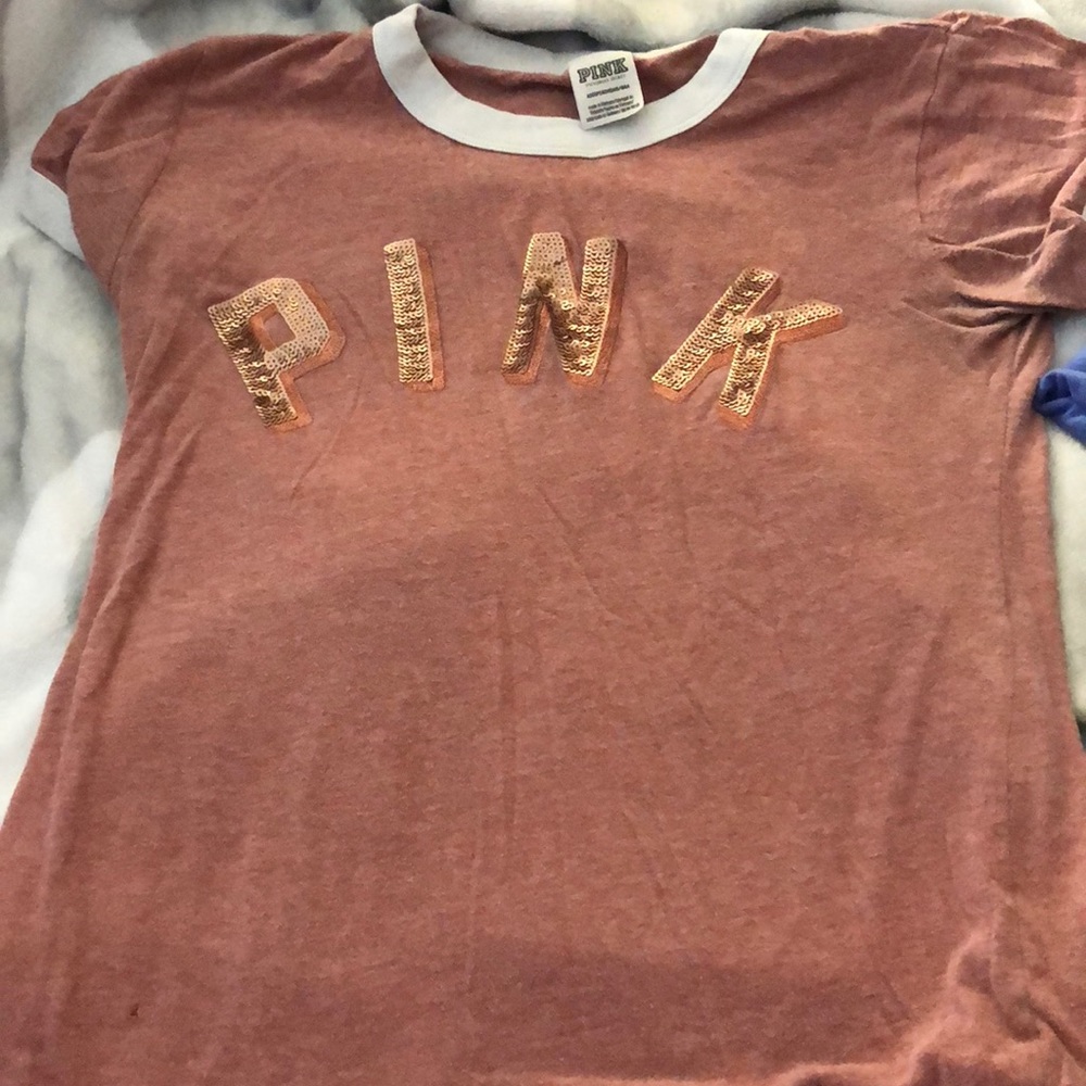 pink T-shirt VS